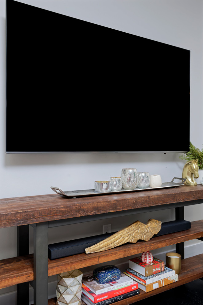 デンバーにある高級な中くらいなコンテンポラリースタイルのおしゃれなリビング (ベージュの壁、暖炉なし、壁掛け型テレビ、黒い床) の写真