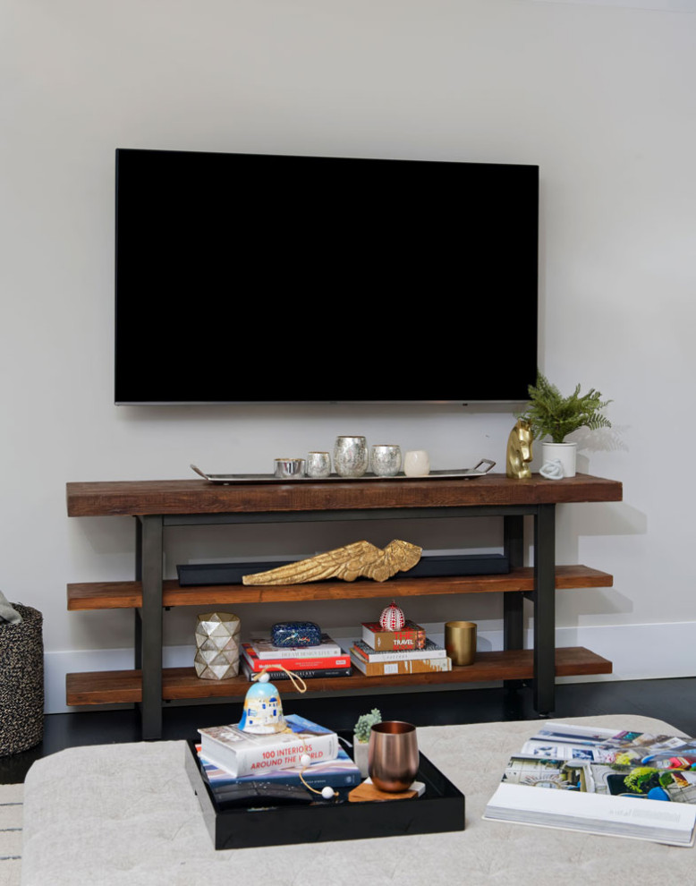 Diseño de salón para visitas abierto contemporáneo de tamaño medio sin chimenea con paredes beige, televisor colgado en la pared y suelo negro
