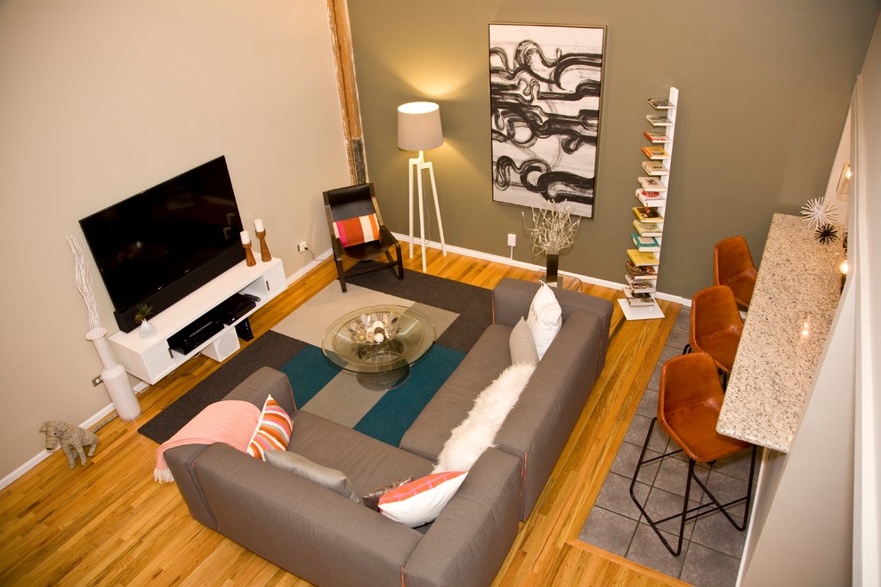 Idee per un soggiorno minimalista stile loft e di medie dimensioni con pareti multicolore, parquet chiaro, nessun camino e TV autoportante