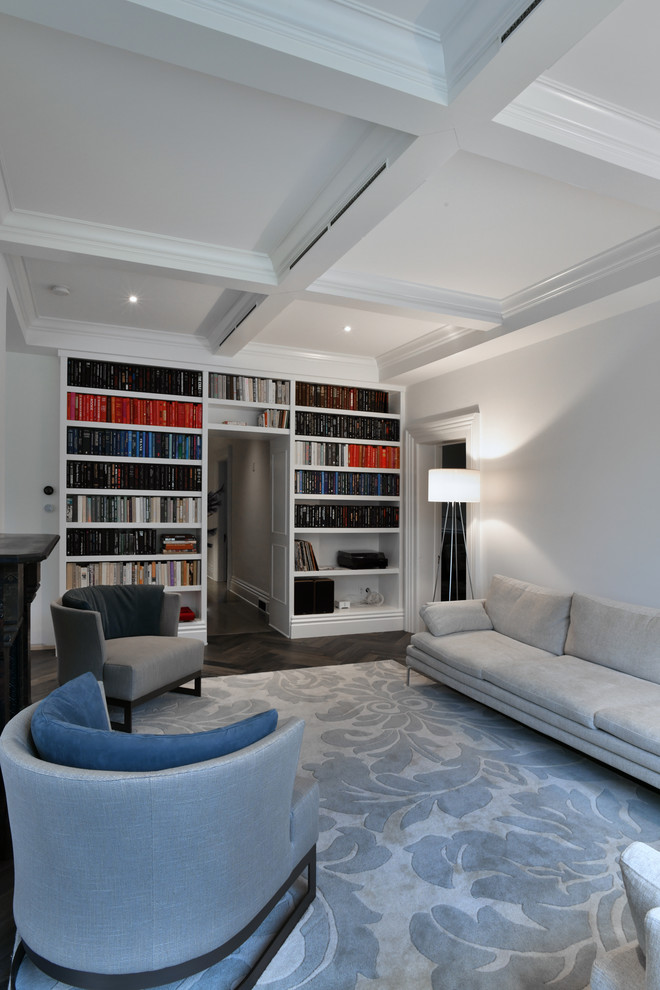 Foto di un grande soggiorno design aperto con libreria, pareti bianche, parquet scuro e pavimento multicolore