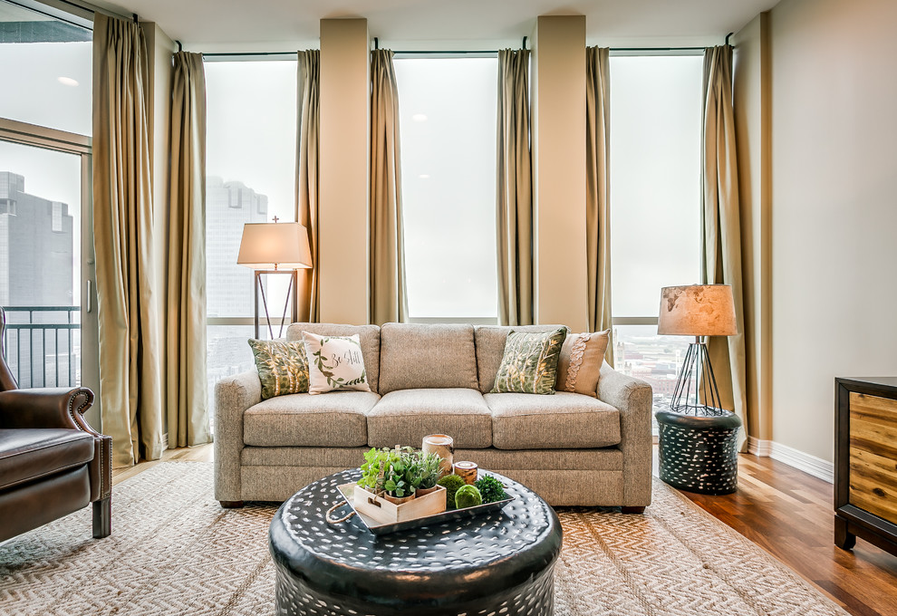 Mittelgroßes, Repräsentatives, Offenes Modernes Wohnzimmer mit beiger Wandfarbe, braunem Holzboden und freistehendem TV in Dallas