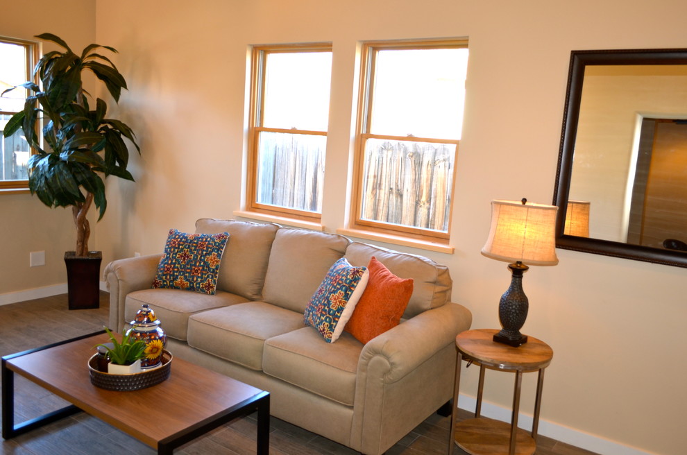 На фото: открытая гостиная комната среднего размера в стиле фьюжн с белыми стенами и полом из керамогранита