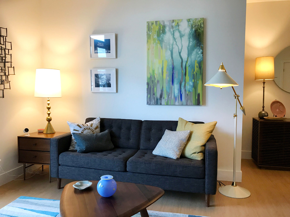 Idee per un piccolo soggiorno moderno aperto con angolo bar, pareti bianche, pavimento in laminato, TV autoportante e pavimento beige