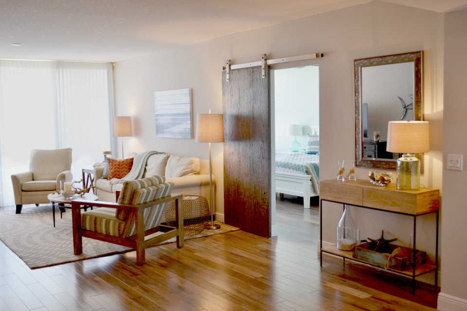Foto di un soggiorno minimalista di medie dimensioni e chiuso con sala formale, pareti bianche, pavimento in legno massello medio, nessun camino e pavimento marrone