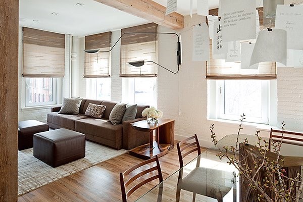 Mittelgroßes Modernes Wohnzimmer ohne Kamin, im Loft-Stil mit weißer Wandfarbe, hellem Holzboden und Multimediawand in New York