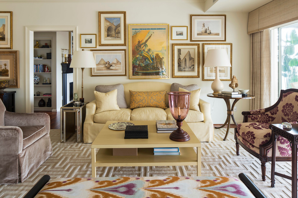 Foto di un grande soggiorno chic con sala formale, pareti beige, pavimento in legno massello medio e nessun camino
