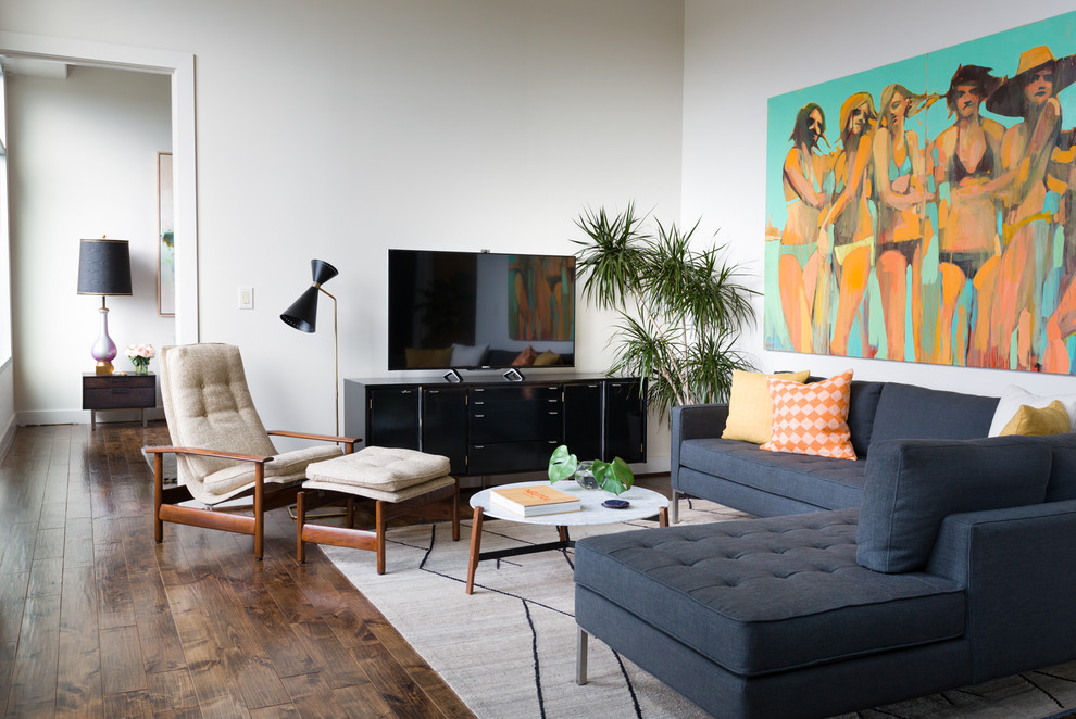 Свежая идея для дизайна: двухуровневая гостиная комната среднего размера в стиле модернизм с белыми стенами, паркетным полом среднего тона, отдельно стоящим телевизором и коричневым полом без камина - отличное фото интерьера