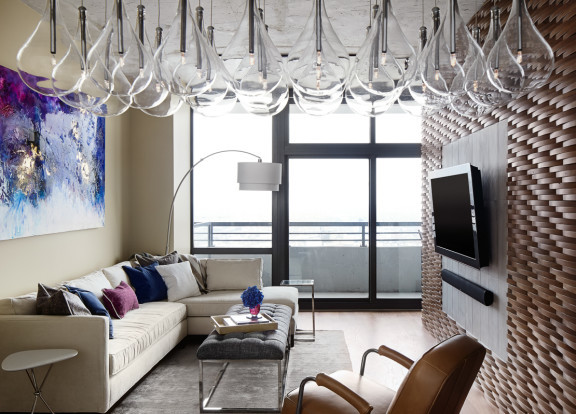Foto di un piccolo soggiorno contemporaneo stile loft con pareti marroni, parquet chiaro e parete attrezzata