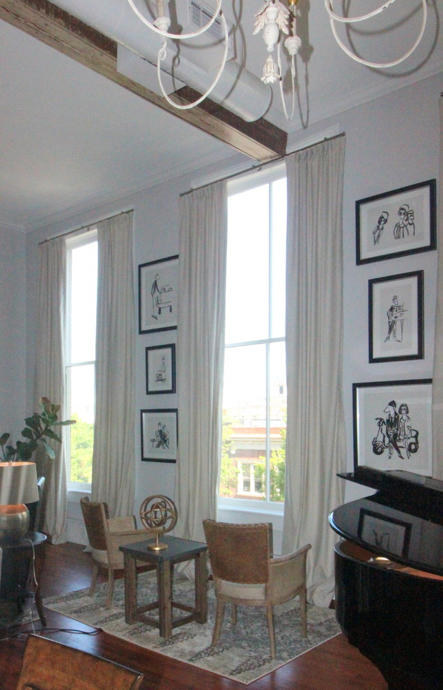 Свежая идея для дизайна: двухуровневая гостиная комната среднего размера в стиле лофт с музыкальной комнатой, серыми стенами, паркетным полом среднего тона и коричневым полом без камина - отличное фото интерьера