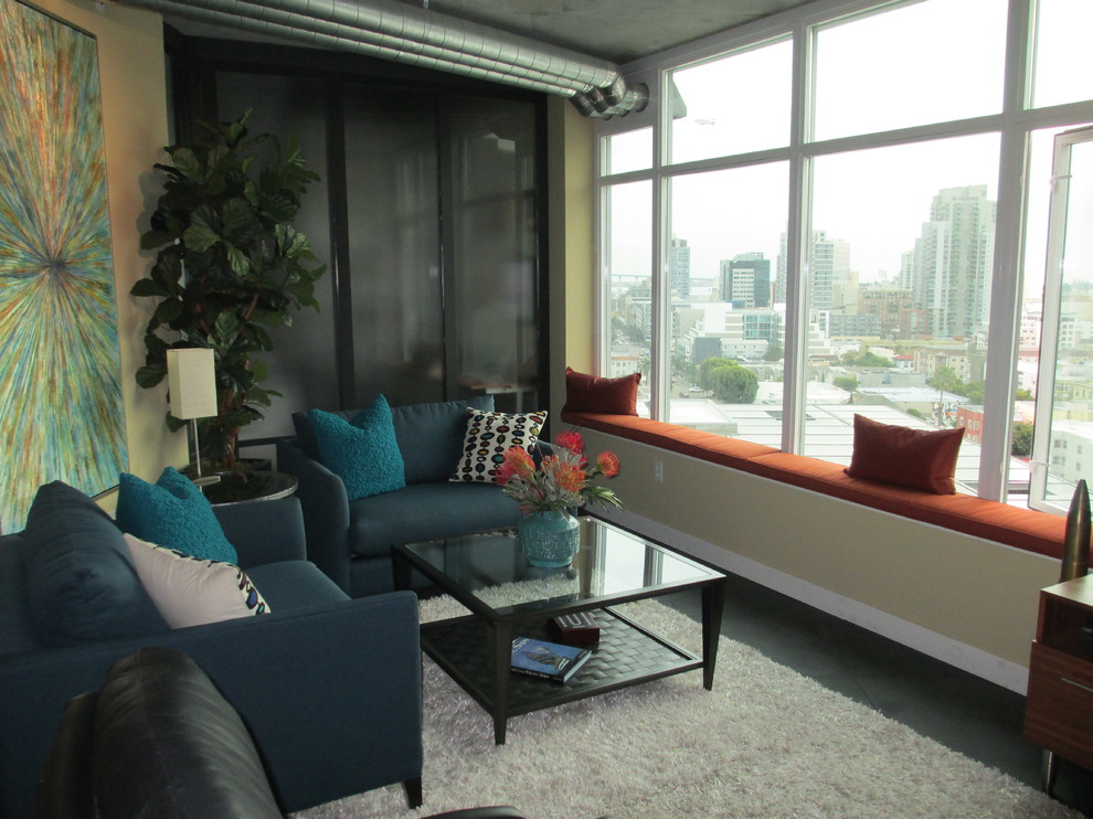 Idee per un piccolo soggiorno design stile loft con pavimento in cemento e TV a parete