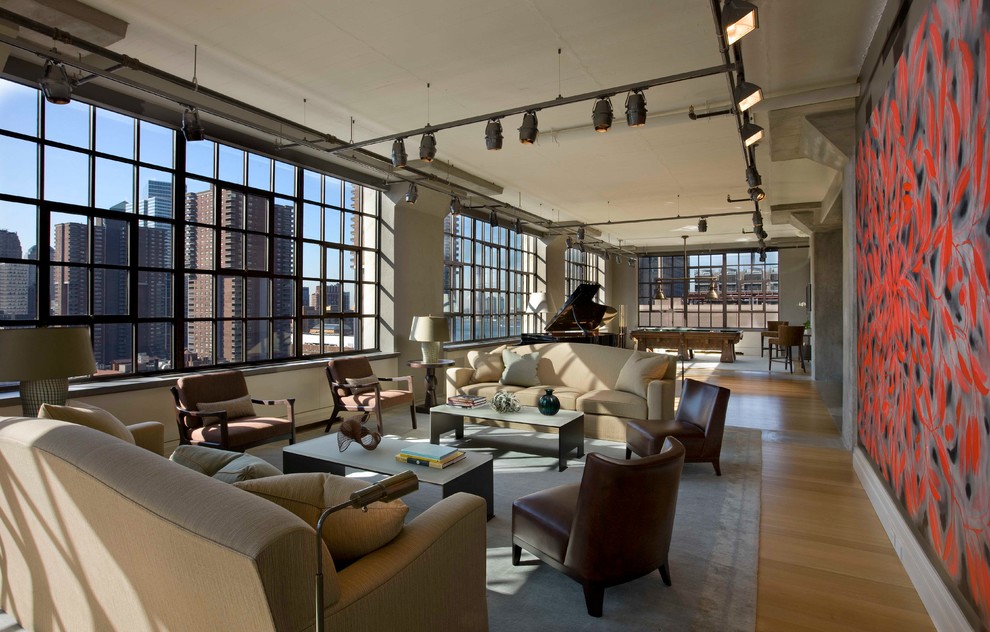 Großes, Repräsentatives, Fernseherloses Modernes Wohnzimmer ohne Kamin, im Loft-Stil mit beiger Wandfarbe und hellem Holzboden in New York