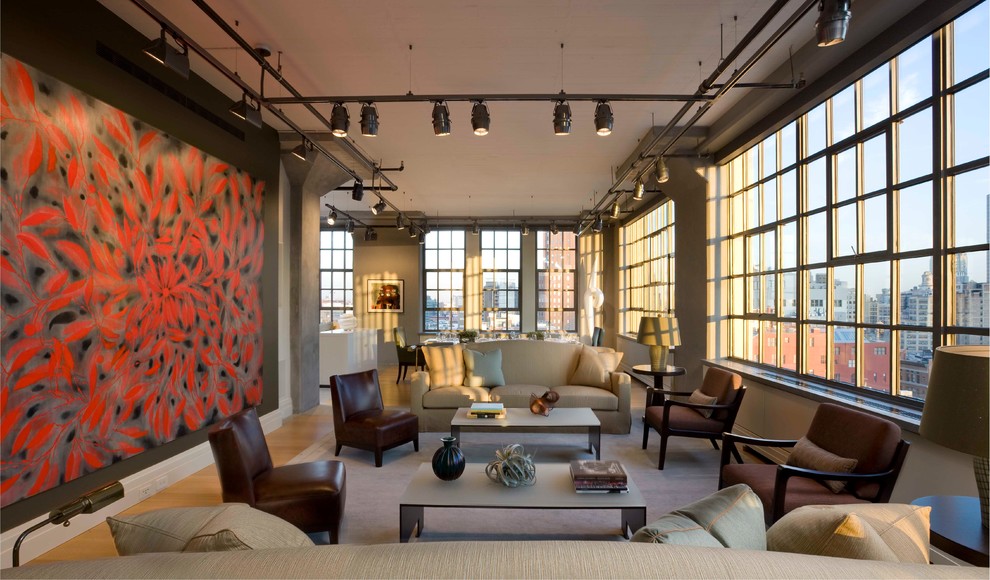Стильный дизайн: большая парадная, двухуровневая гостиная комната в стиле модернизм с бежевыми стенами и светлым паркетным полом без камина, телевизора - последний тренд