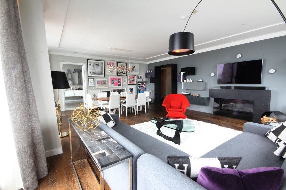На фото: гостиная комната среднего размера в современном стиле с