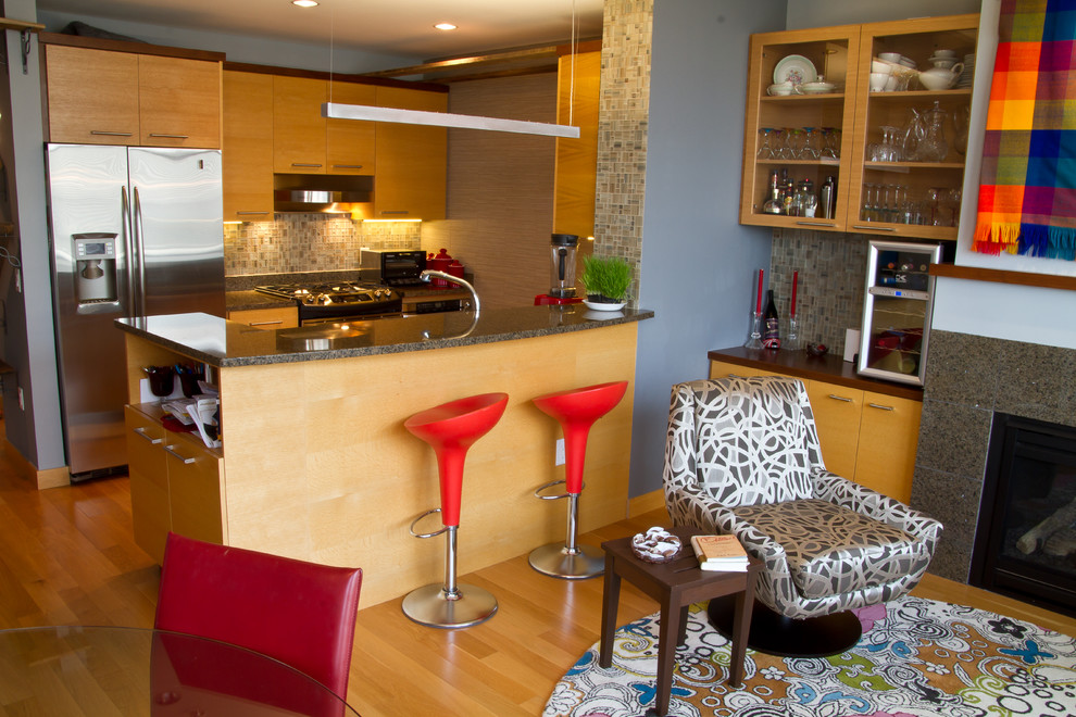 Kleines, Fernseherloses, Offenes Stilmix Wohnzimmer mit grauer Wandfarbe, hellem Holzboden, Kamin und Kaminumrandung aus Stein in Milwaukee