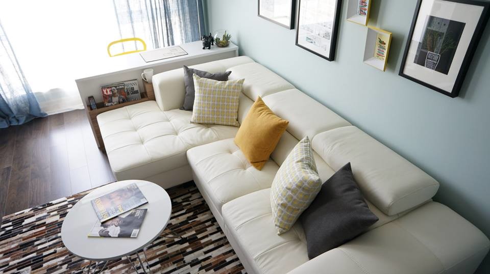 Esempio di un piccolo soggiorno minimalista chiuso con pareti blu, parquet scuro e TV autoportante