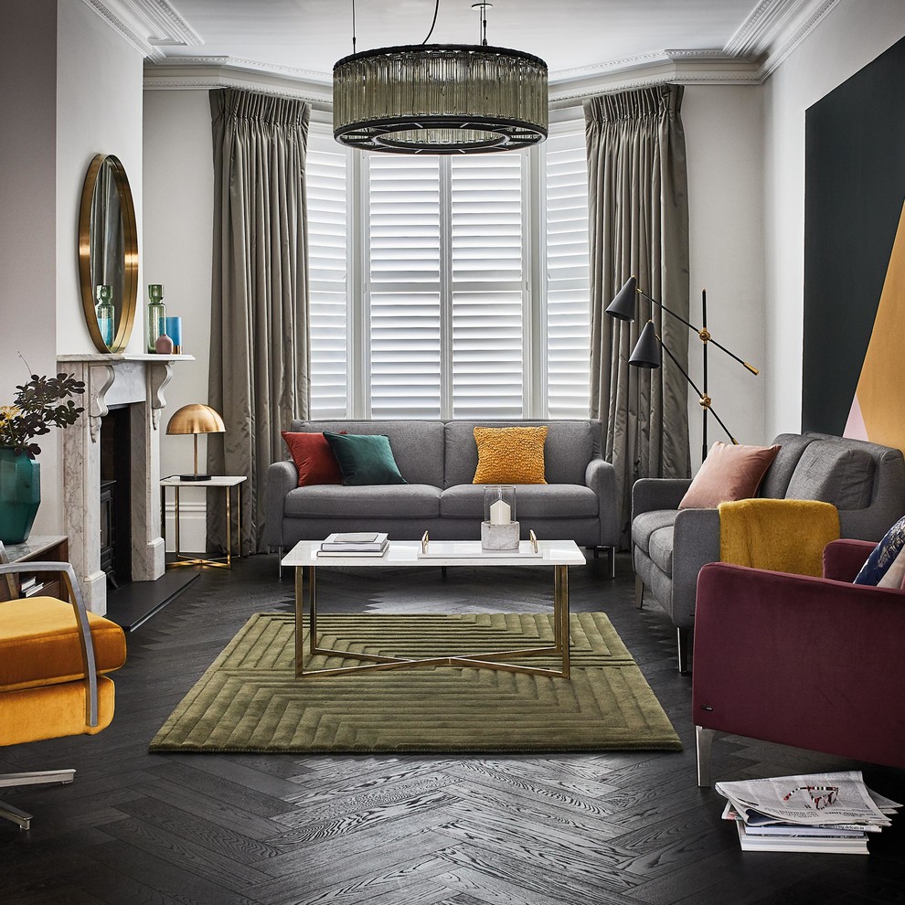 На фото: изолированная гостиная комната среднего размера в стиле ретро с разноцветными стенами, печью-буржуйкой и черным полом
