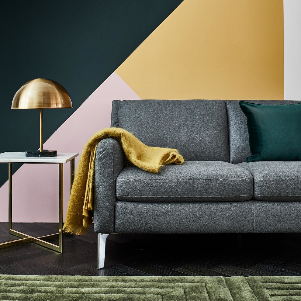 Ispirazione per un soggiorno minimalista con pareti multicolore e pavimento nero