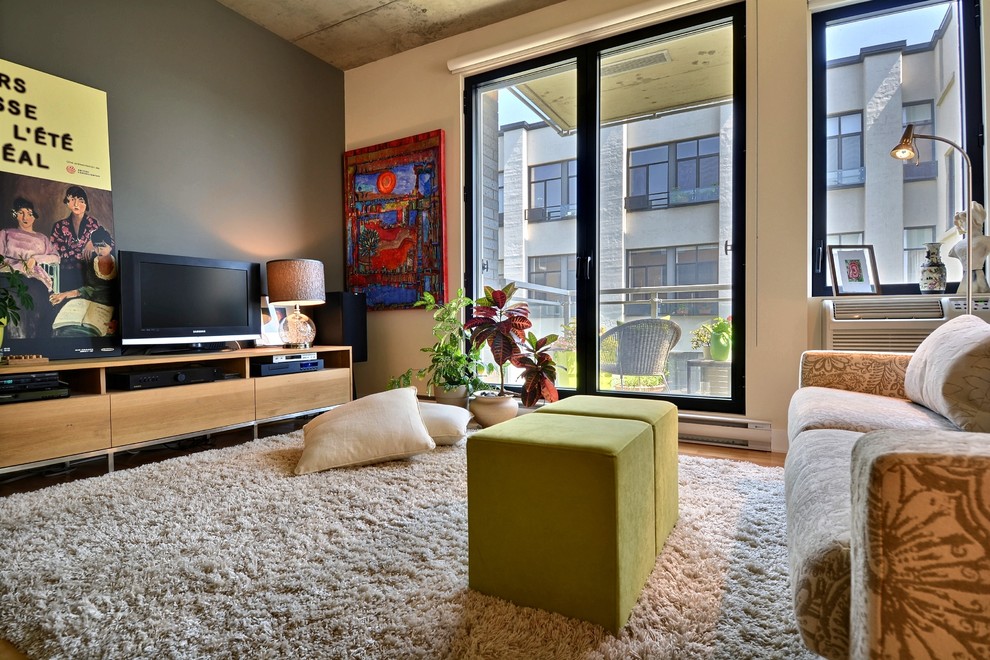 Esempio di un soggiorno minimal con pareti beige e TV autoportante