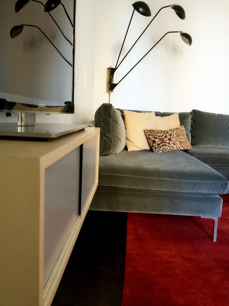 Aménagement d'un salon rétro avec une salle de réception, un mur blanc et un téléviseur indépendant.