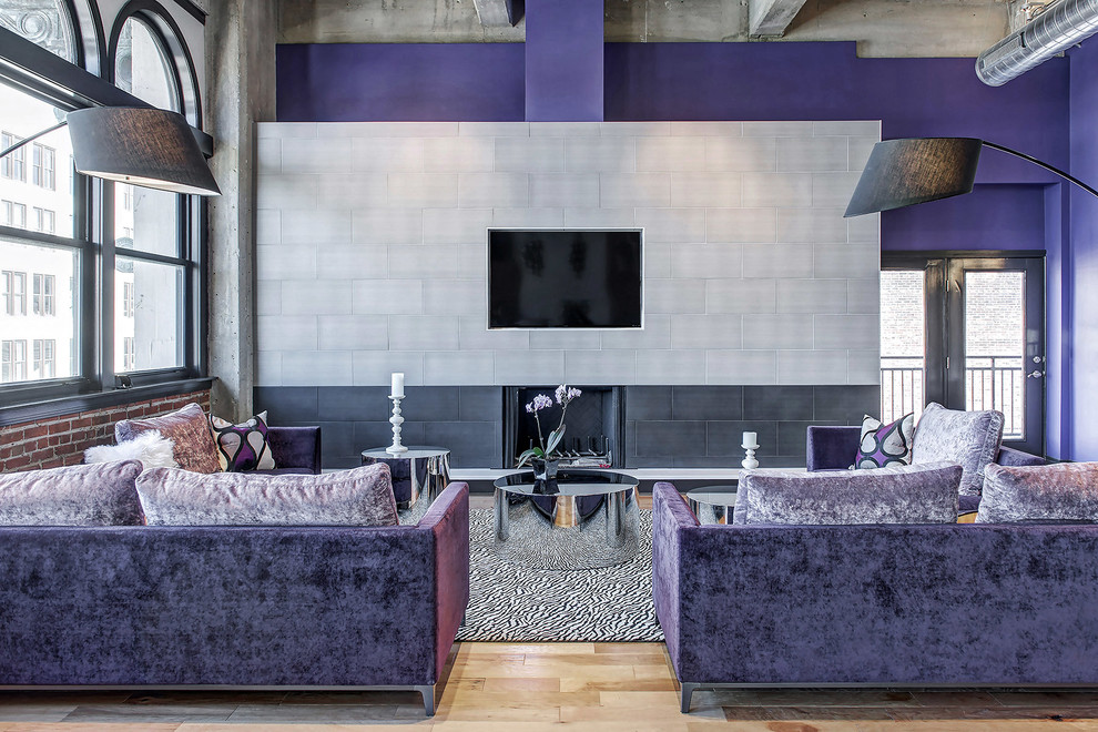 Diseño de salón contemporáneo con paredes púrpuras y alfombra