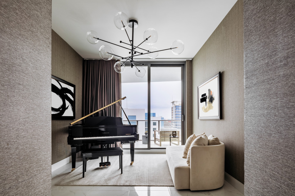 Esempio di un soggiorno contemporaneo aperto con sala della musica, pareti marroni, pavimento bianco e carta da parati