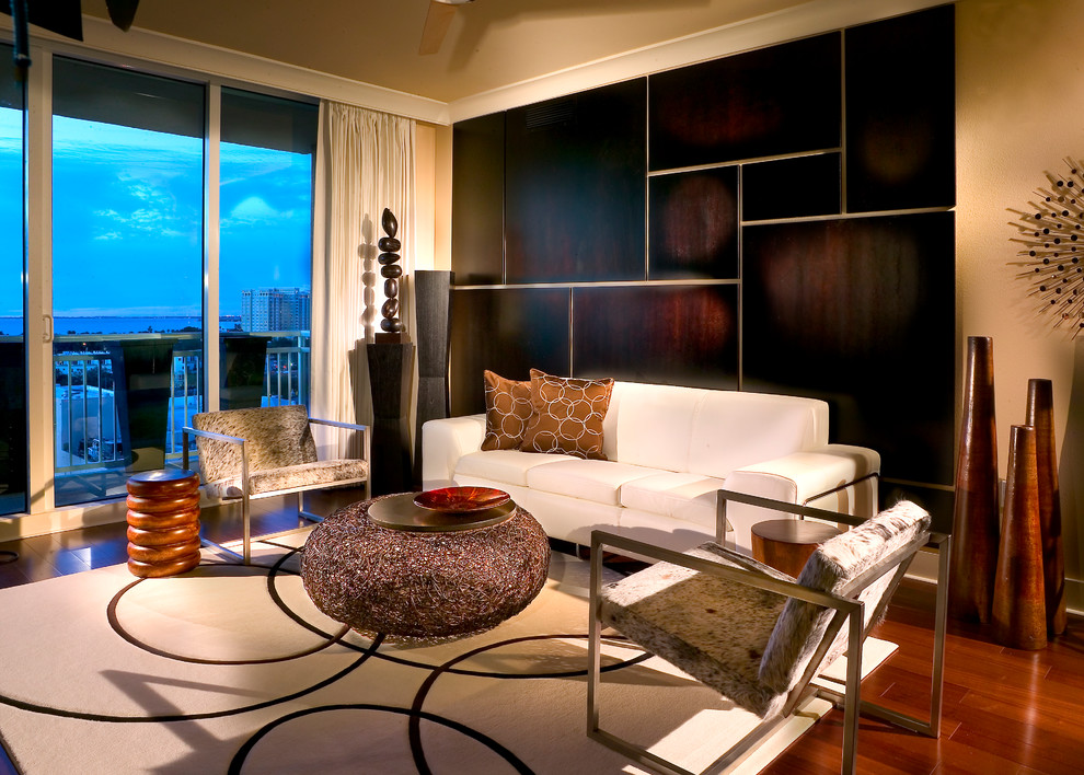 Modernes Wohnzimmer mit beiger Wandfarbe in Miami