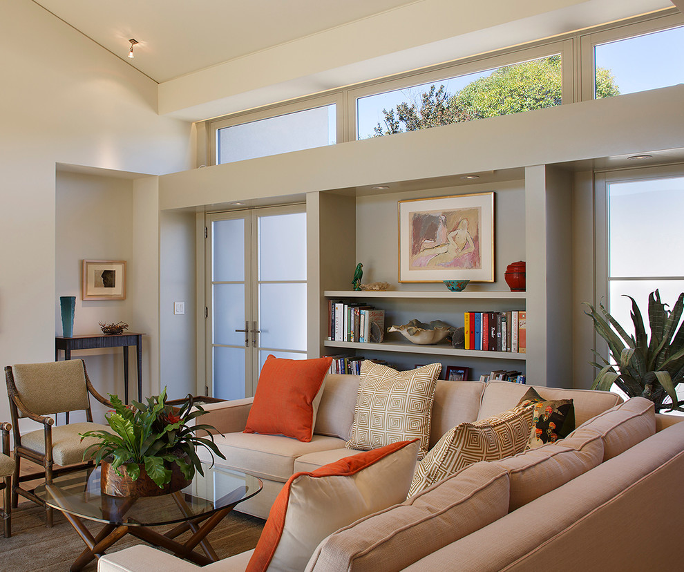 Foto di un soggiorno chic di medie dimensioni e aperto con pareti bianche e pavimento in legno massello medio