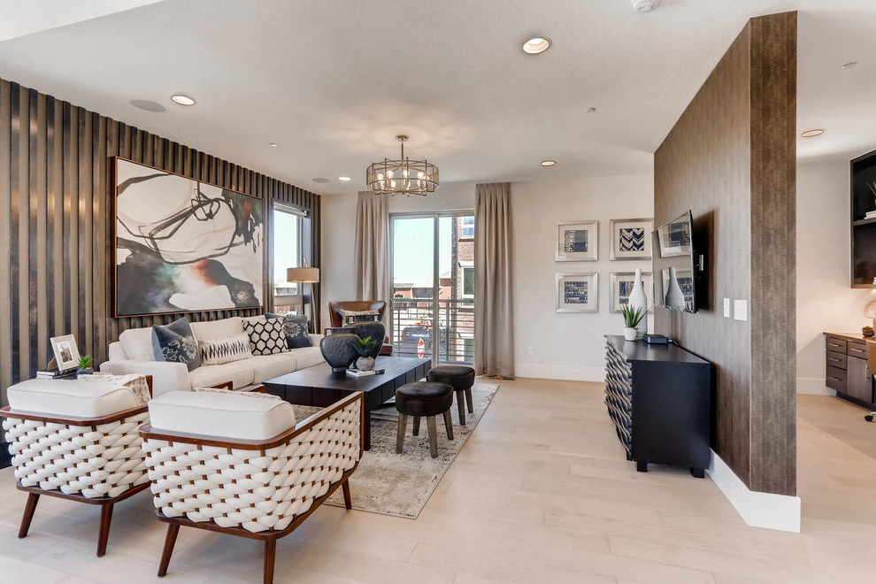 Offenes Modernes Wohnzimmer ohne Kamin mit brauner Wandfarbe, hellem Holzboden, TV-Wand und beigem Boden in Denver