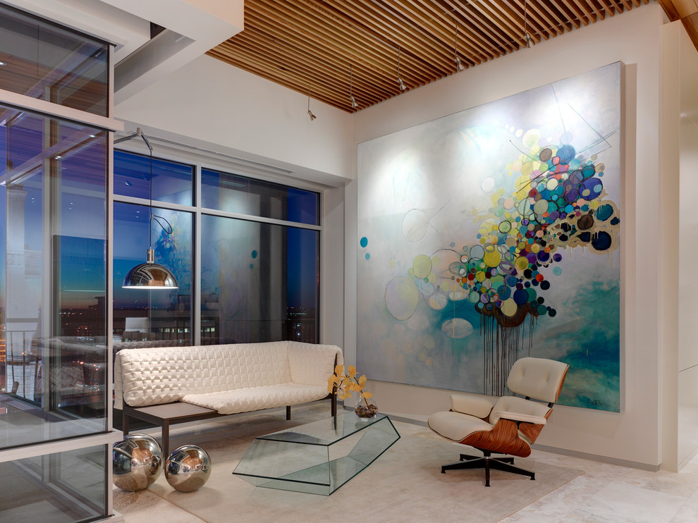 Стильный дизайн: открытая гостиная комната среднего размера в современном стиле с белыми стенами, полом из травертина и ковром на полу - последний тренд