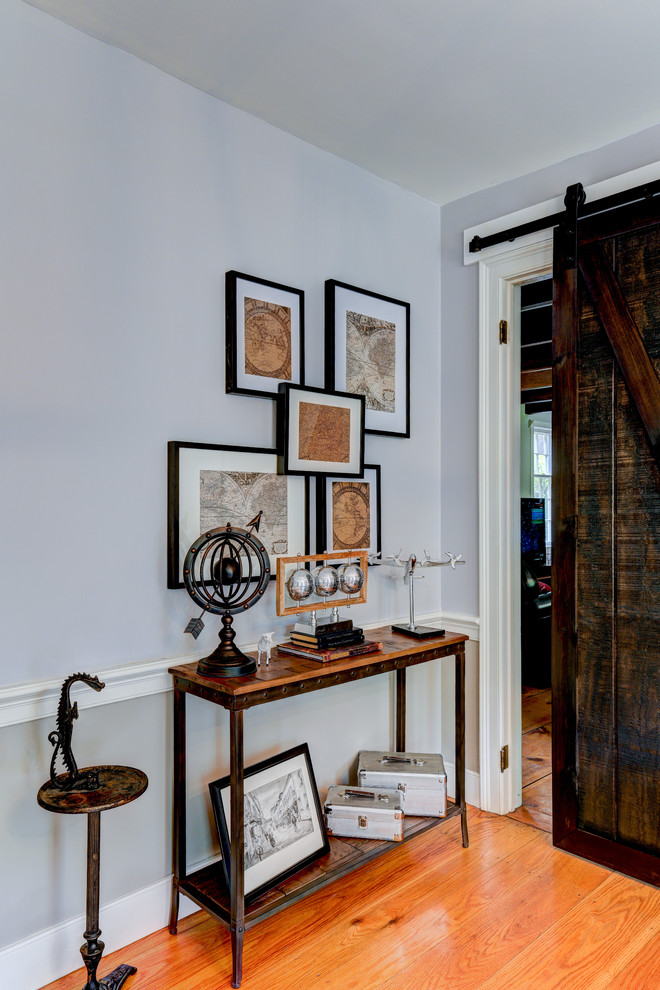 Kleines, Fernseherloses, Abgetrenntes Klassisches Wohnzimmer ohne Kamin mit grauer Wandfarbe, braunem Holzboden und braunem Boden in Philadelphia