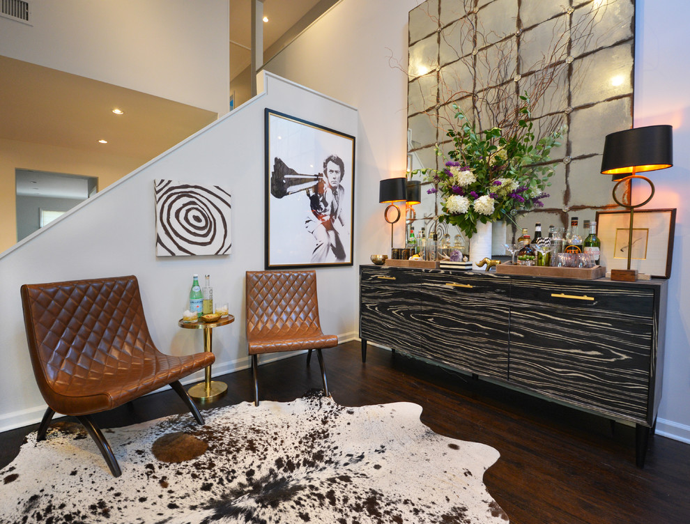 Esempio di un soggiorno design di medie dimensioni e aperto con angolo bar, pareti bianche, parquet scuro e pavimento marrone