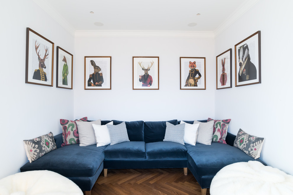 Mittelgroßes, Fernseherloses, Abgetrenntes Klassisches Wohnzimmer ohne Kamin mit weißer Wandfarbe, braunem Holzboden und braunem Boden in London