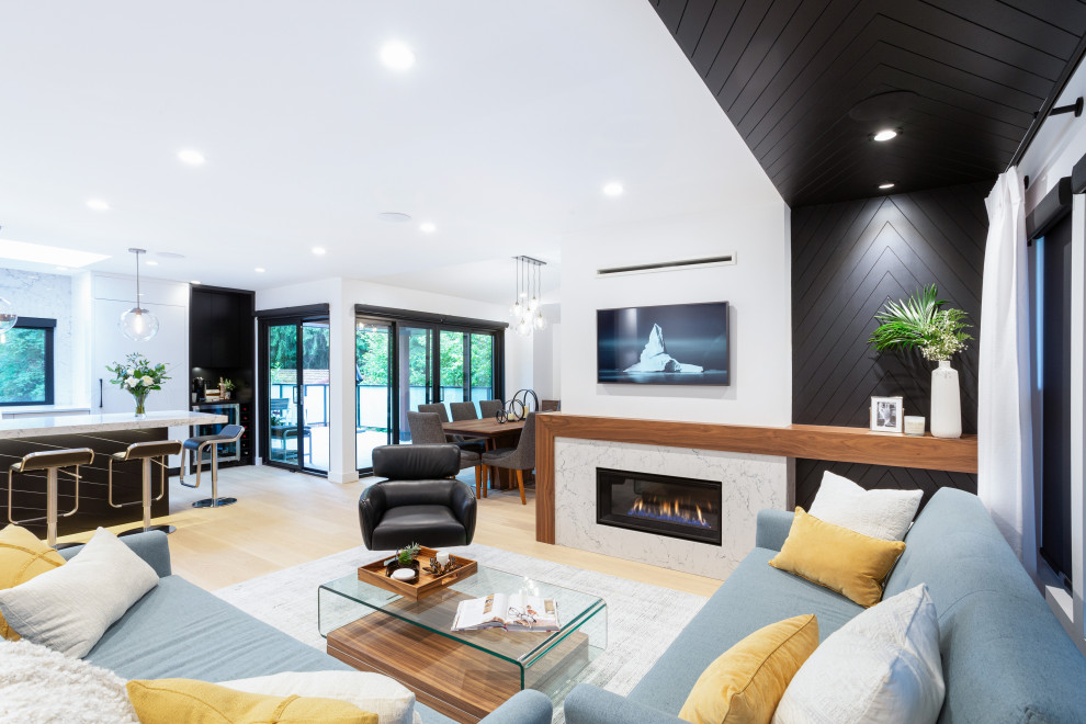 Offenes Modernes Wohnzimmer mit weißer Wandfarbe, hellem Holzboden, Gaskamin, Kaminumrandung aus Stein, TV-Wand, beigem Boden und Holzdielenwänden in Vancouver