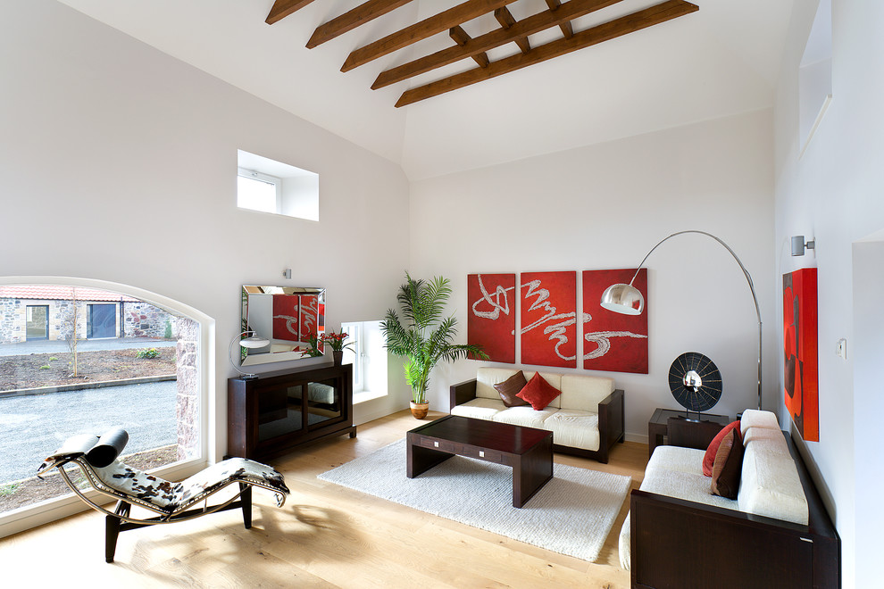 Modelo de salón para visitas cerrado de estilo zen sin televisor con paredes blancas y suelo de madera clara