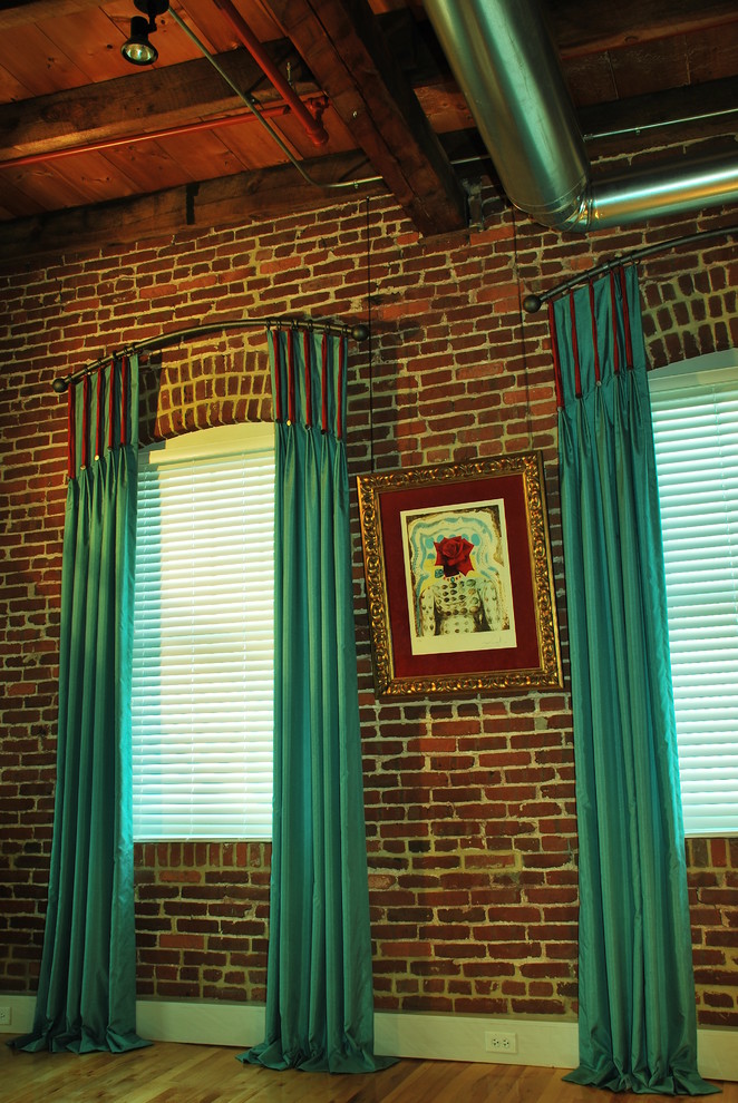 Exempel på ett mellanstort industriellt separat vardagsrum, med ett finrum, röda väggar, mellanmörkt trägolv och beiget golv