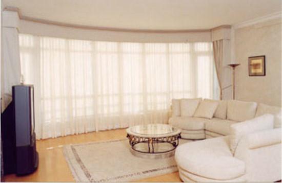 Источник вдохновения для домашнего уюта: большая открытая гостиная комната в стиле шебби-шик с светлым паркетным полом и скрытым телевизором
