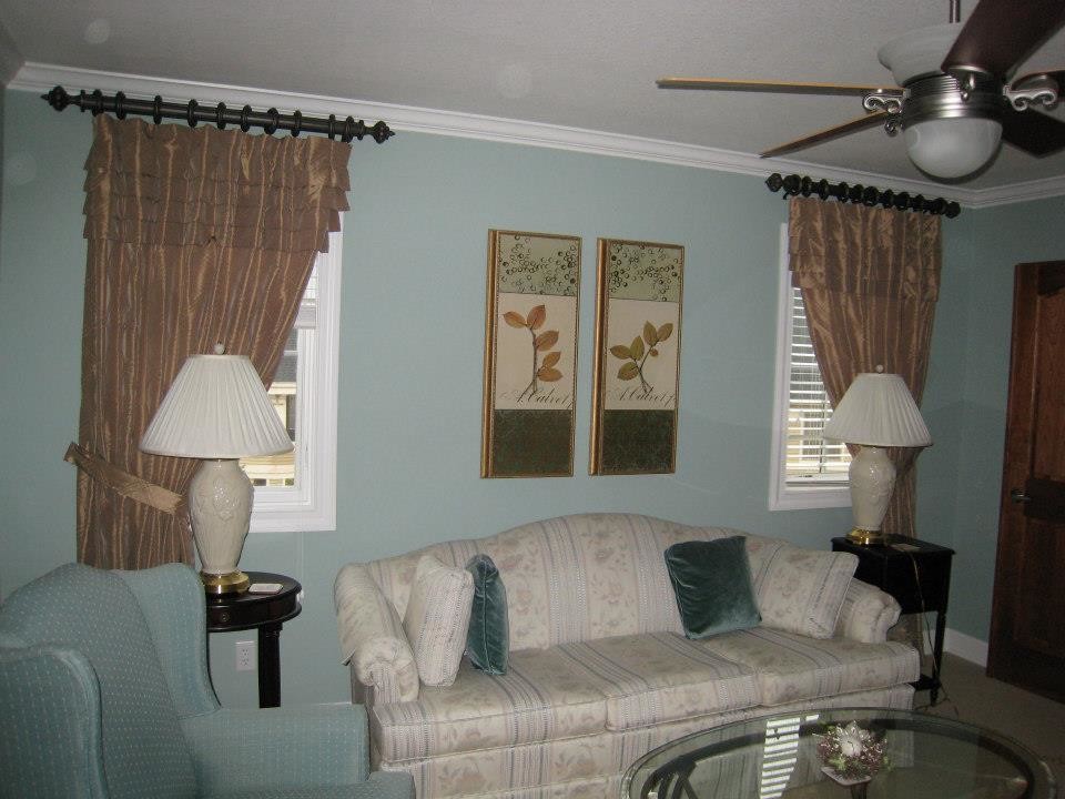 Exempel på ett mellanstort klassiskt vardagsrum, med blå väggar och heltäckningsmatta