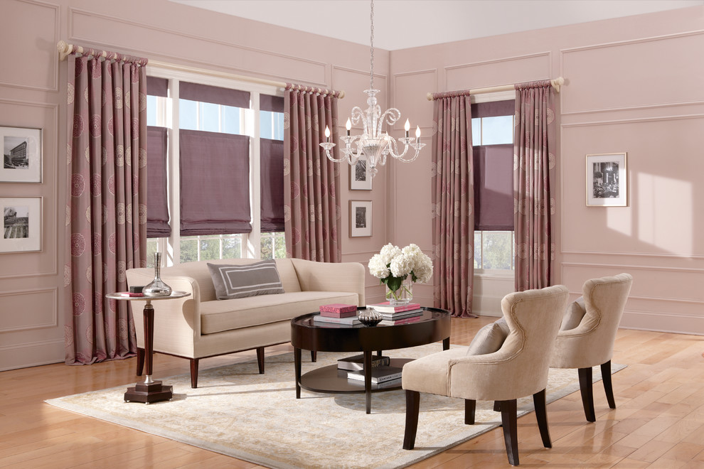 Modelo de salón para visitas abierto romántico grande con paredes rosas y suelo de madera clara
