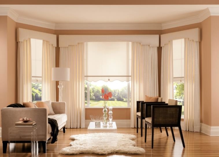 Diseño de salón para visitas cerrado clásico de tamaño medio sin chimenea y televisor con paredes beige, suelo de madera en tonos medios y suelo marrón