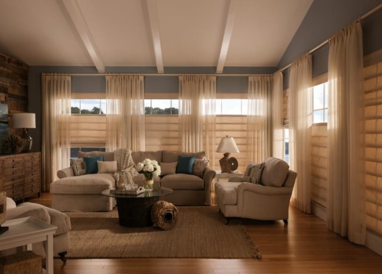 Foto di un soggiorno tradizionale di medie dimensioni e chiuso con pareti blu, pavimento in legno massello medio, nessun camino, nessuna TV, sala formale e pavimento marrone
