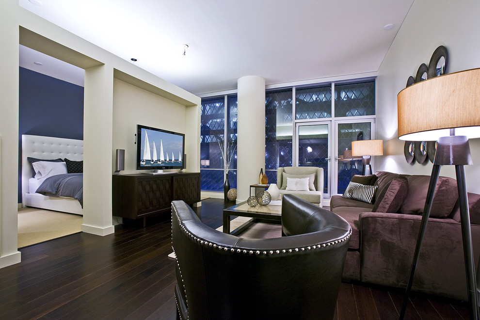 Пример оригинального дизайна: гостиная комната в современном стиле с бежевыми стенами и отдельно стоящим телевизором без камина