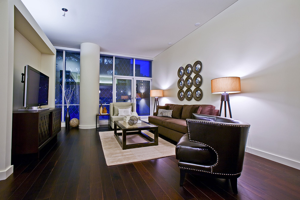 Идея дизайна: гостиная комната в современном стиле с бежевыми стенами и отдельно стоящим телевизором