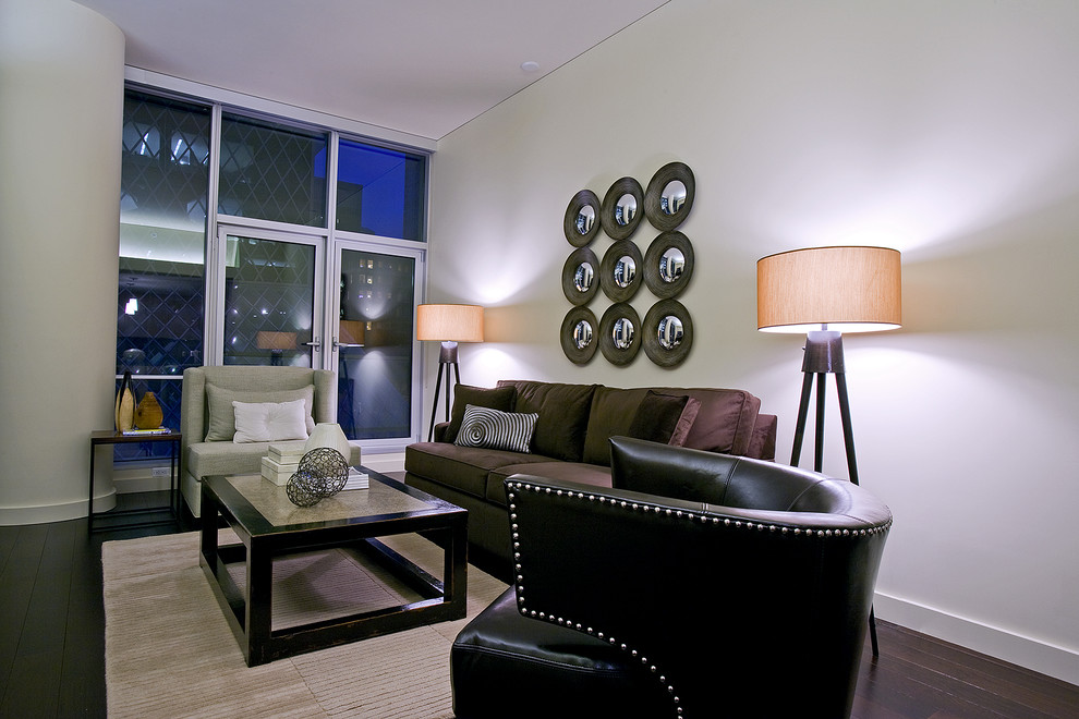 На фото: гостиная комната в современном стиле с бежевыми стенами