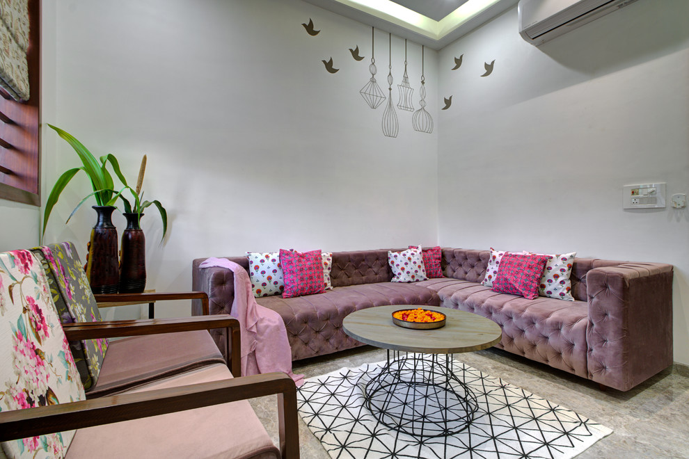 Стильный дизайн: гостиная комната в современном стиле с белыми стенами и серым полом без камина - последний тренд