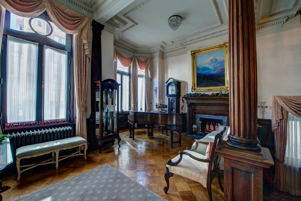 Idee per un grande soggiorno minimalista aperto con sala formale, camino classico e cornice del camino piastrellata