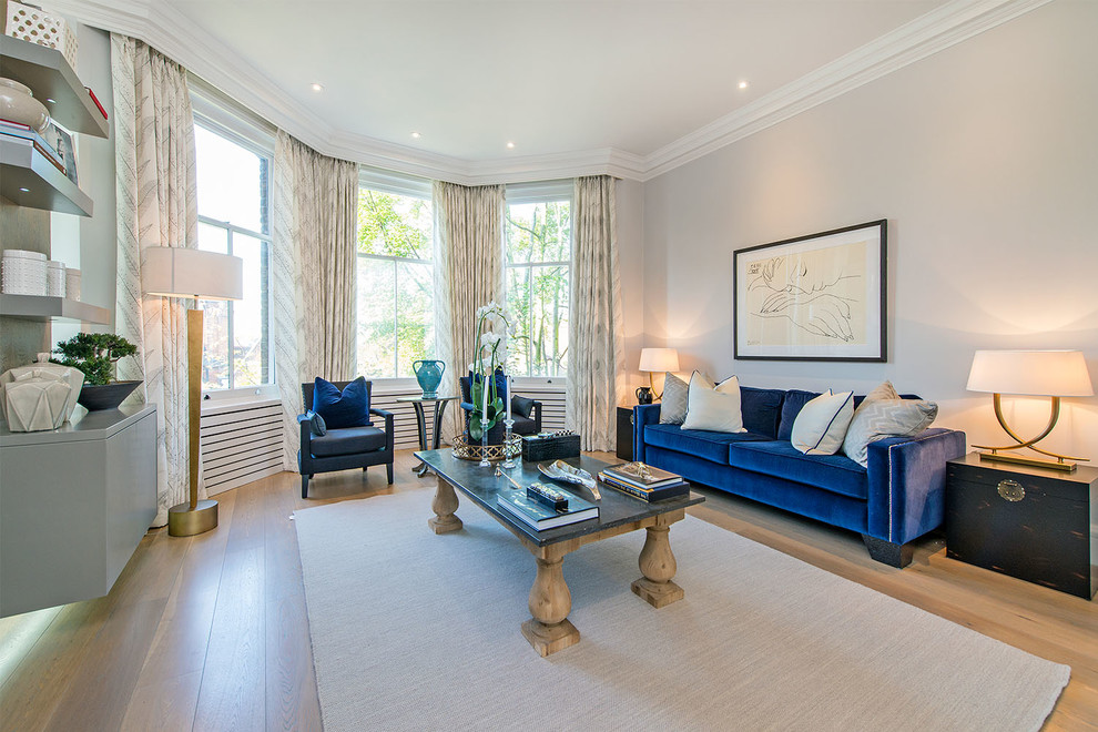 Стильный дизайн: гостиная комната в стиле неоклассика (современная классика) с серыми стенами и светлым паркетным полом - последний тренд