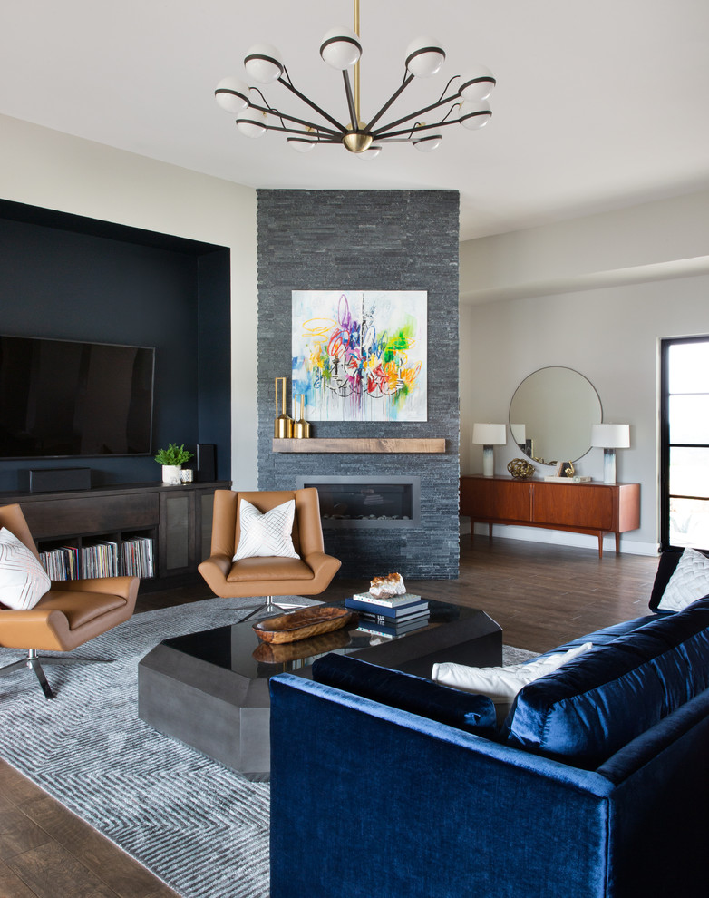 Mittelgroßes Modernes Wohnzimmer mit beiger Wandfarbe, dunklem Holzboden, Kamin, Kaminumrandung aus Metall und TV-Wand in Austin