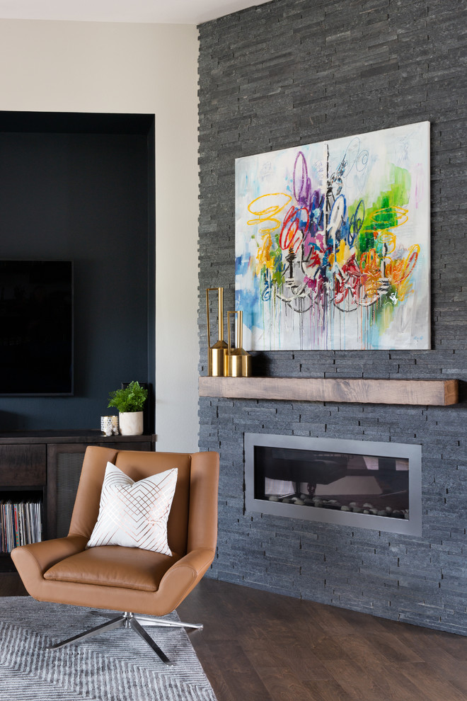 Mittelgroßes, Repräsentatives Modernes Wohnzimmer im Loft-Stil mit beiger Wandfarbe, dunklem Holzboden, Kamin, Kaminumrandung aus Metall und TV-Wand in Austin