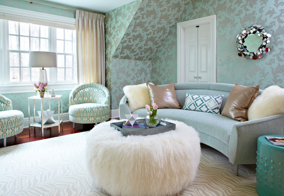 Idee per un grande soggiorno tradizionale con pareti multicolore e pavimento in legno massello medio