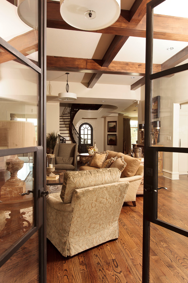 Источник вдохновения для домашнего уюта: парадная гостиная комната в стиле неоклассика (современная классика) с коричневыми стенами и паркетным полом среднего тона